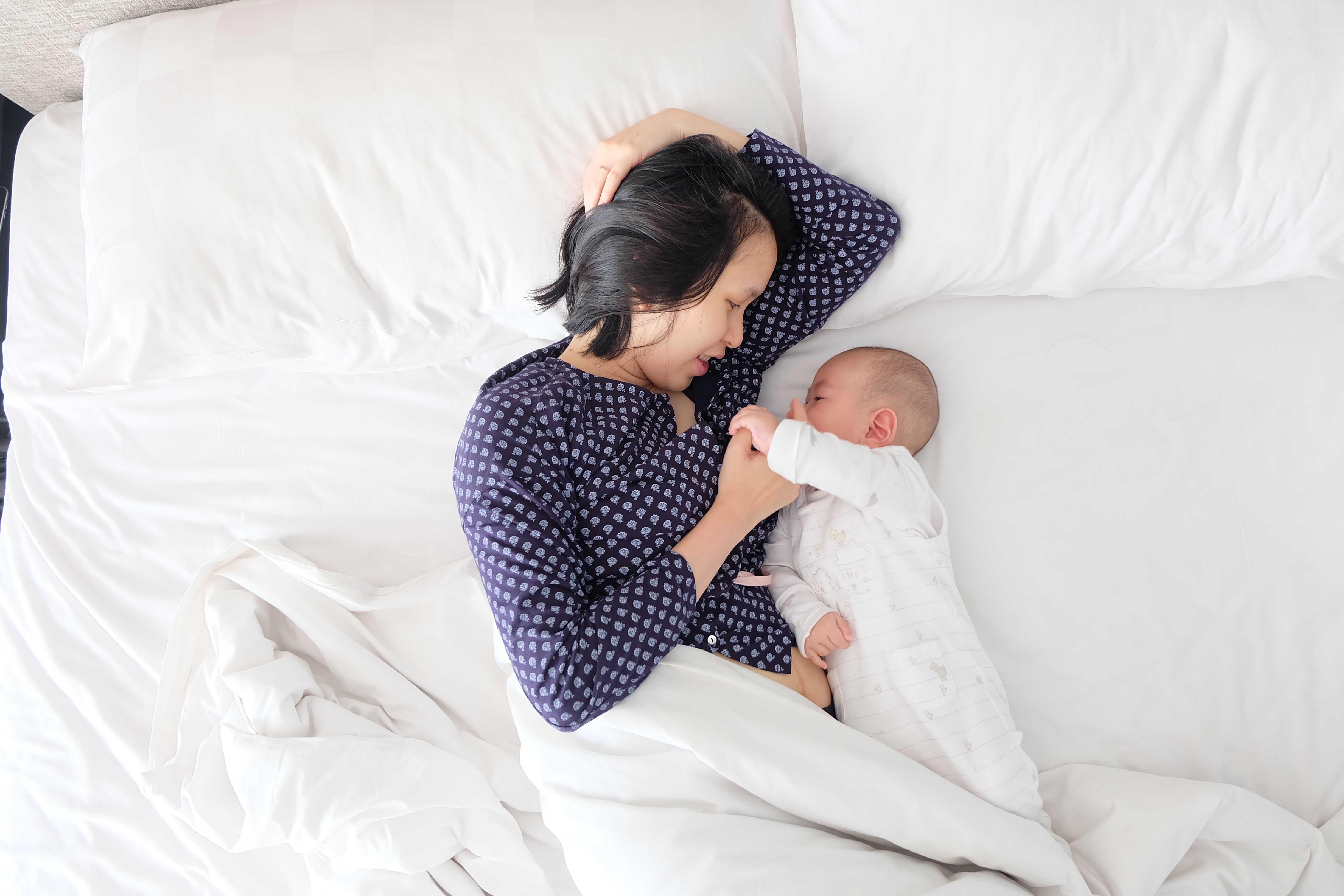 授乳中に赤ちゃんが暴れるー手足をバタバタさせ落ち着きがない 母乳で育てたいママを応援します